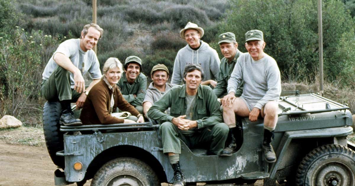 Photo of 23 delightful behind-the-scenes photos from the set of ‘M*A*S*H’
