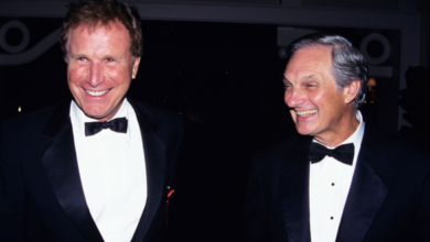 Photo of ‘M*A*S*H’ Star Wayne Rogers Explained How He and Alan Alda Watched Show Years On: ‘Like You’re Looking at Somebody Else’