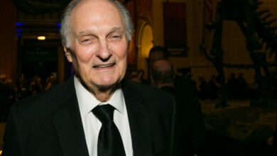 Photo of ‘M*A*S*H’ Star Alan Alda Explained Similarities He Saw on ’30 Rock’ to Iconic Show