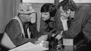 Photo of ‘M*A*S*H’ Cast and Crew Once Discussed Making Heartbreaking Lt. Colonel Henry Blake Scene