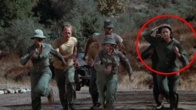 Photo of Let’s recognize the only extra who committed to selling this dramatic M*A*S*H scene