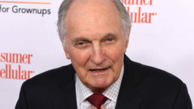 Photo of ‘M*A*S*H’ Star Alan Alda Reveals He Learned Acting From Being in Burlesque Clubs as a Child